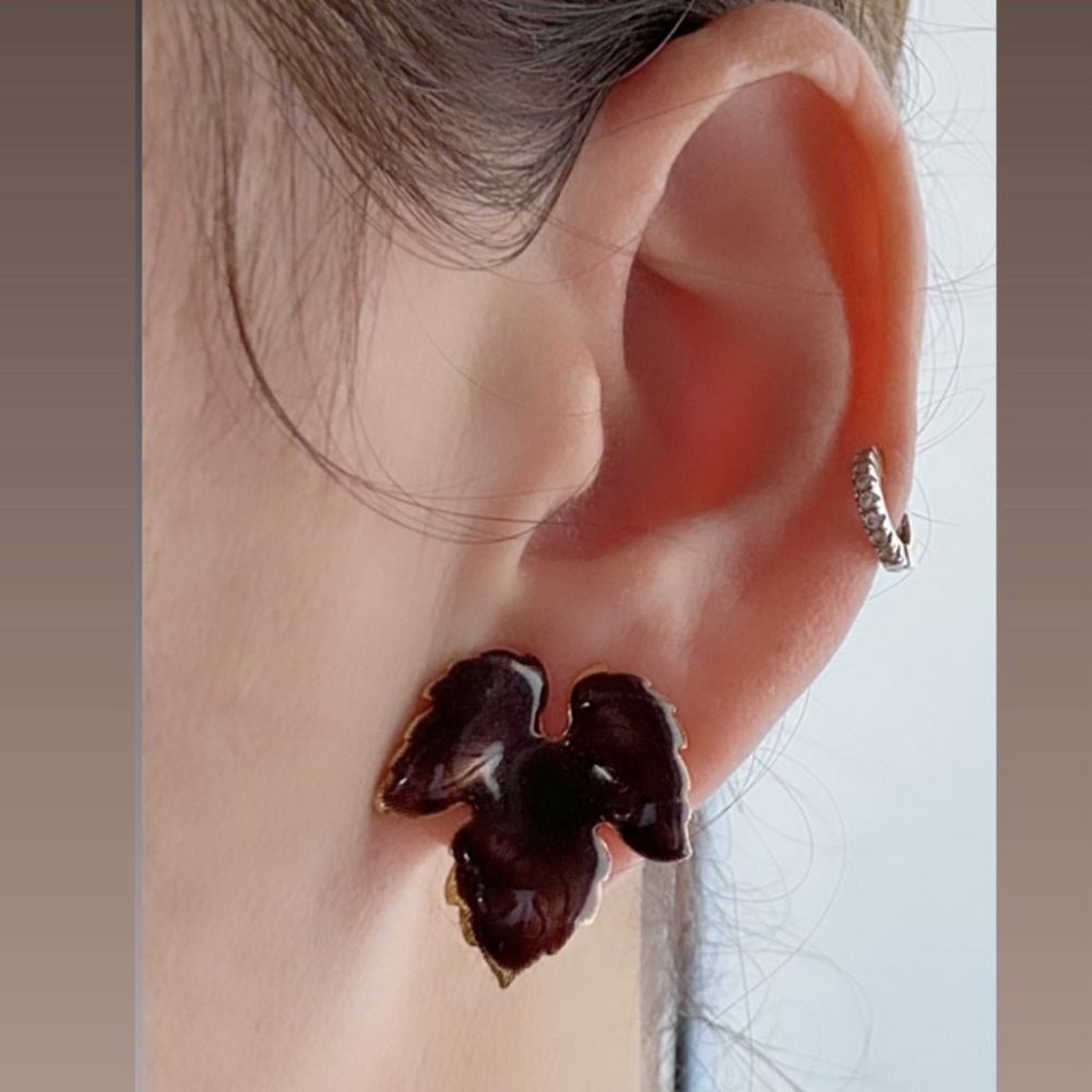 Vintage brown and gold post earrings with leaf design in near mint condition.